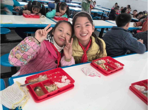 上海好色直播下载餐具有限公司震後災區“愛心點點”世紀苗係列餐具使用情況的回訪活動